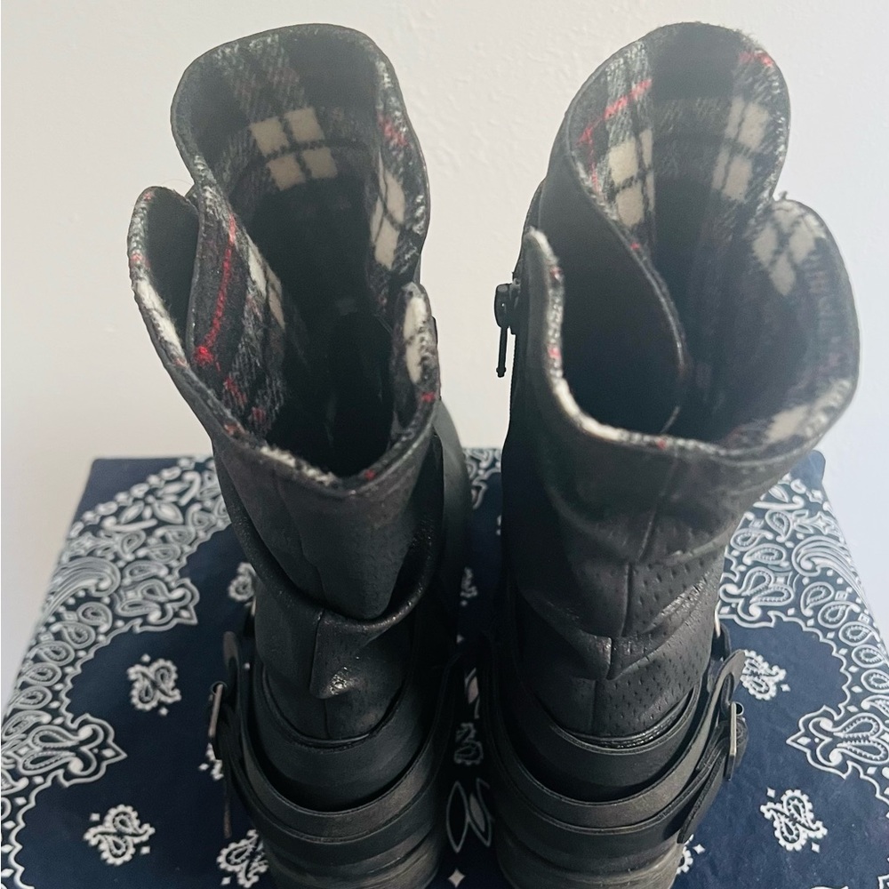 Tan high boots size 8 1/2
Black mid boots size 8 - Picture 7 of 8